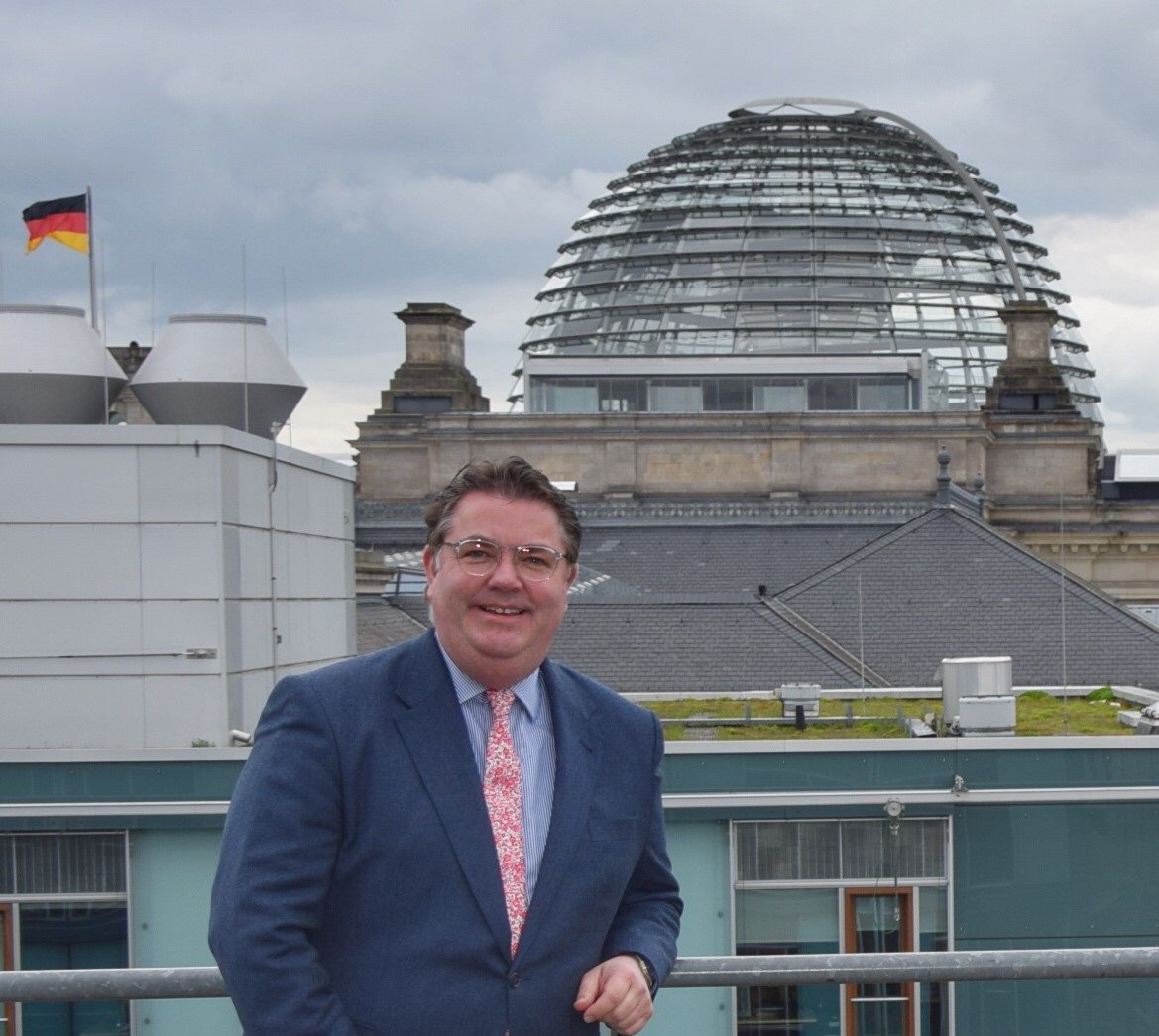 Heveling und Radomski freuen sich über 180.000 Euro Bundesmittel für die Sanierung des Krefelder Rathauses